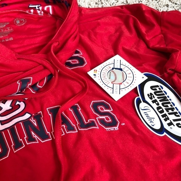 🆕 St. Louis Cardinals long sleeve stretchy hooded t… - Picture 5 of 9